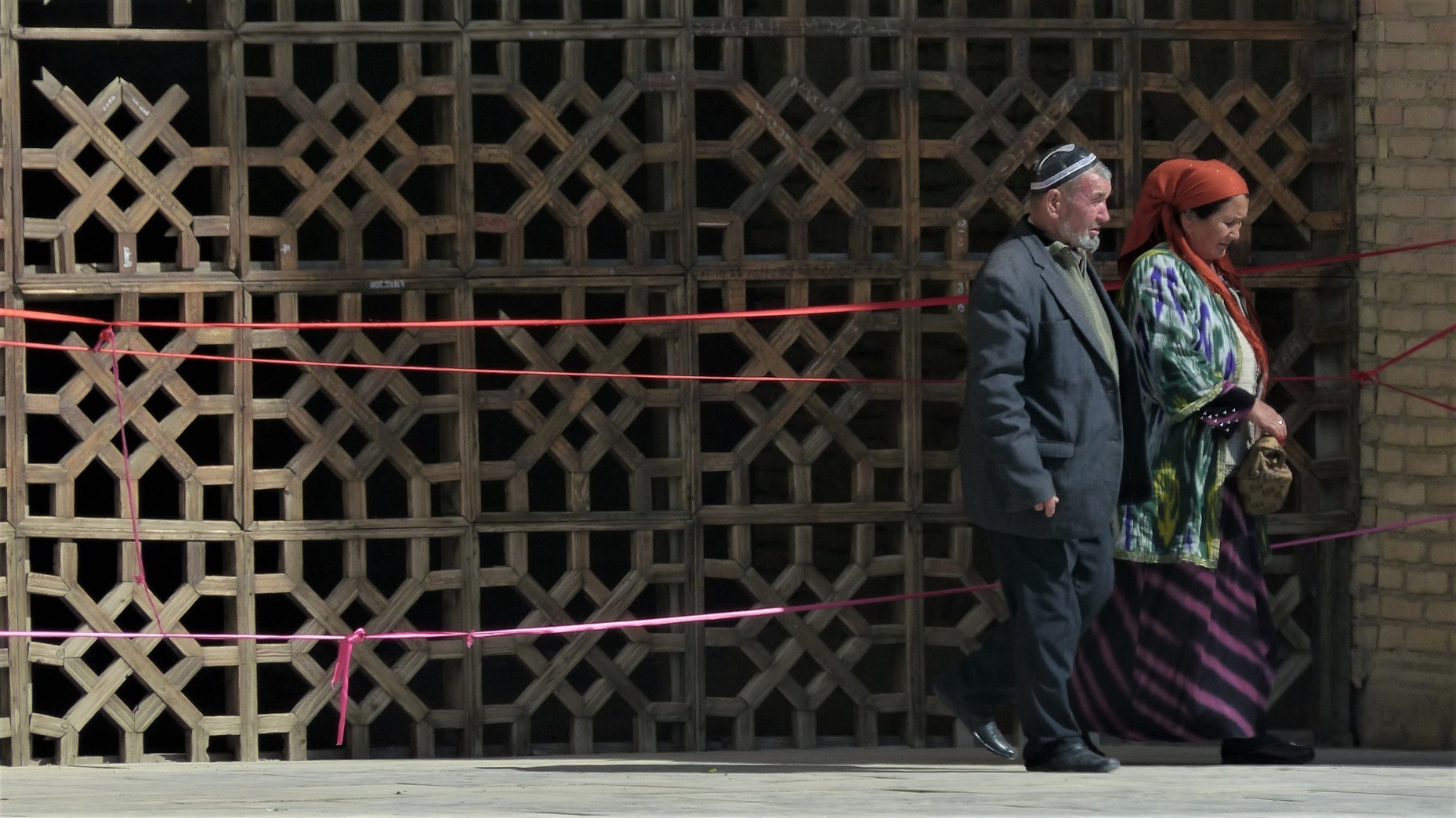 Couple ouzbèke sur le site de Bibi Khanum, Samarcande, Ouzbékistan
