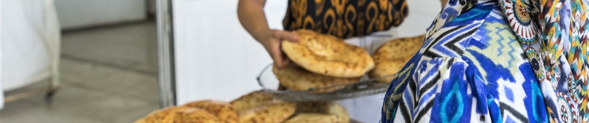 Vente du pain traditionnel au Bazar, Tachkent